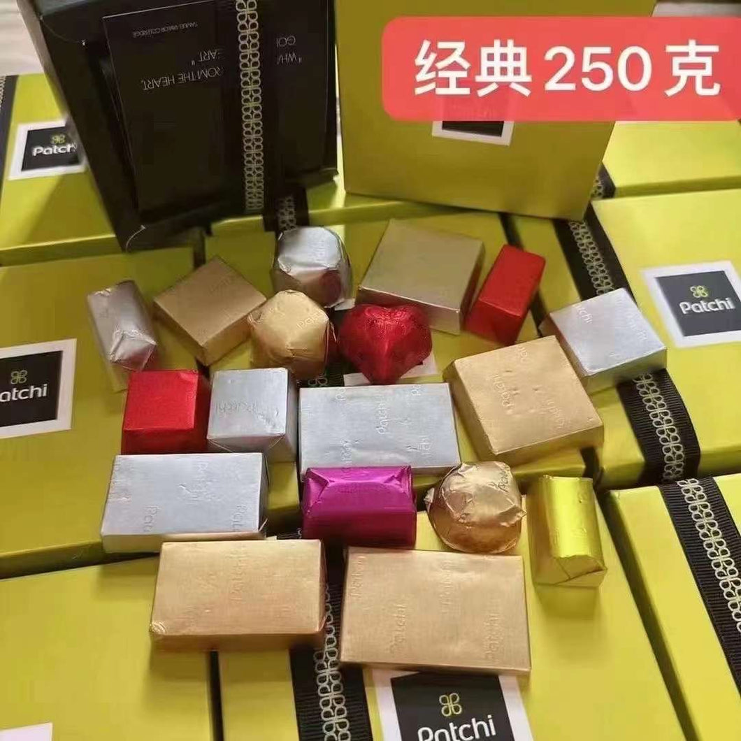 黎巴嫩🇱🇧 Patchi巧克力250g

经典版混合系列基本上来迪拜旅游必买的巧克力之一了、250克大约有二十二颗巧克力、每一颗味道都不一样包含纯牛奶 纯黑 碎坚果 巧克力酱 脆米榛子 咖啡豆 整杏仁 等等性比价非常不错哟
