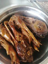 Load image into Gallery viewer, 手工制作新鲜正宗武汉周黑鸭绝味卤味麻辣鸭头 鸭爪鸭脖子鸭翅膀 鸭腿 猪蹄 猪尾巴 鸡抓鸡翅鸡肾 鸡肝 鸡腿 欢迎预定美国现货 现做现发🈵️188.88包邮
