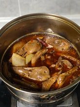Load image into Gallery viewer, 手工制作新鲜正宗武汉周黑鸭绝味卤味麻辣鸭头 鸭爪鸭脖子鸭翅膀 鸭腿 猪蹄 猪尾巴 鸡抓鸡翅鸡肾 鸡肝 鸡腿 欢迎预定美国现货 现做现发🈵️188.88包邮
